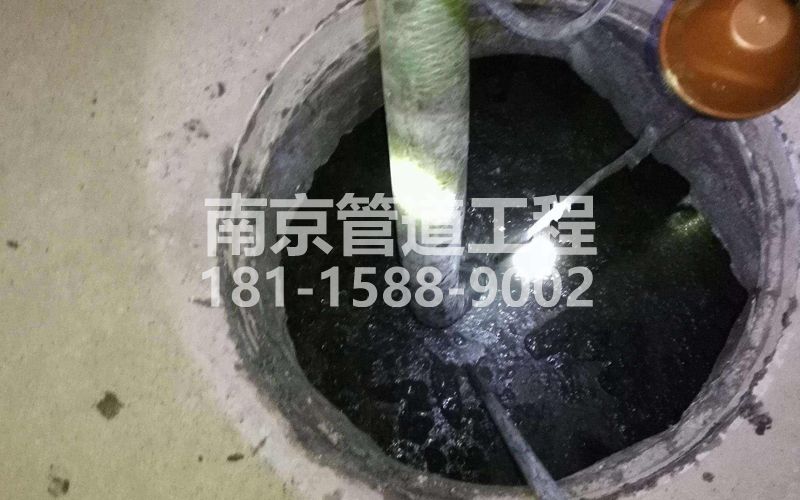 216吴边清理化粪池