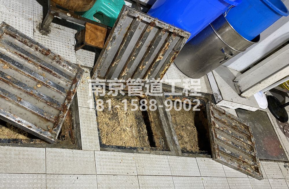 278吴边城管中队食堂隔油池清理